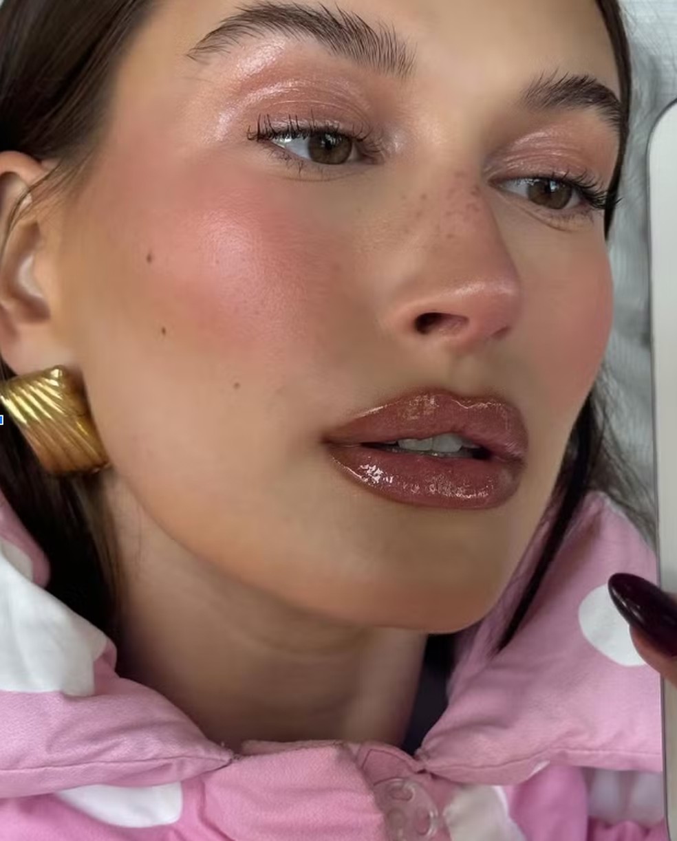 Tons tostados  podem ser usados em diferentes áreas do rosto, como olhos, bochechas e lábios — Foto: Reprodução / Instagram @haileybieber