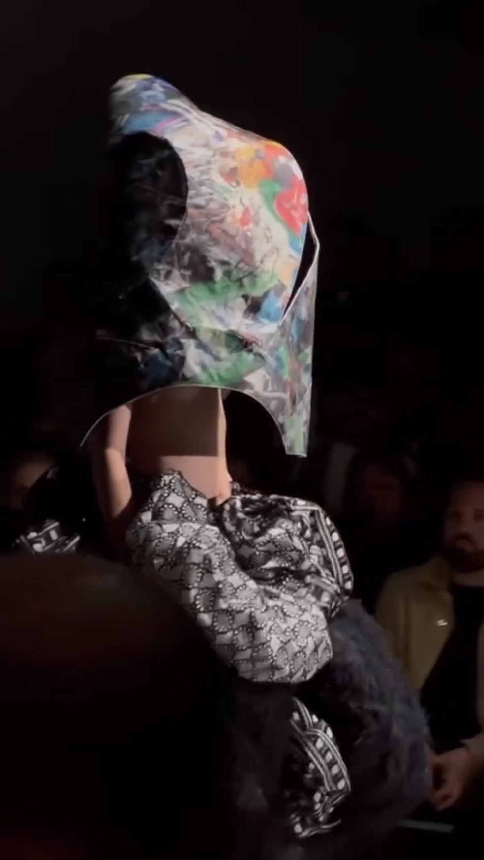 Comme des Garçons faz desfile dramático e impactante na Paris Fashion Week — Foto: Reprodução/ Marie Claire Itália