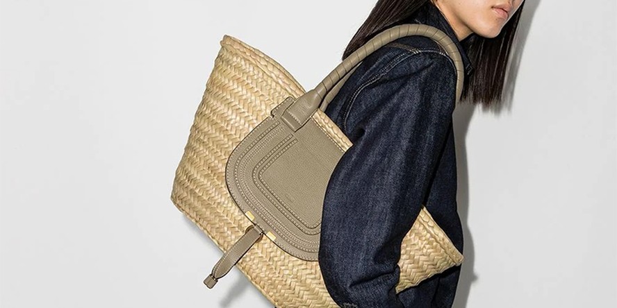 A bolsa de palha ganha dimensões, design e acabamentos sofisticados para sair da praia e combinar com produções mais modernas