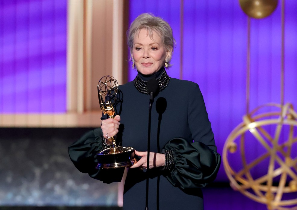 Jean Smart vence, pela quarta vez, o Emmy de Melhor Atriz em Série de ...