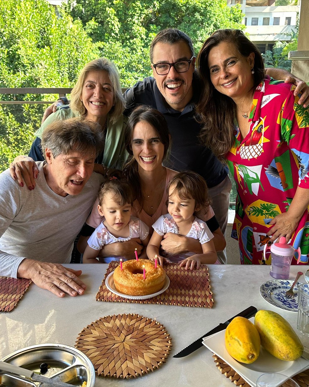 Marcella Fogaça celebra aniversário ao lado de Joaquim Lopes e gêmeas — Foto: reprodução/instagram