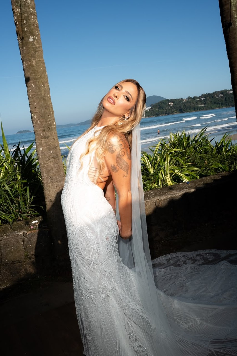 Tati Dias aposta em vestido de noiva 'vintage' para casamento com Lauana Prado — Foto: Divulgação/Arco e Flash Fotografia