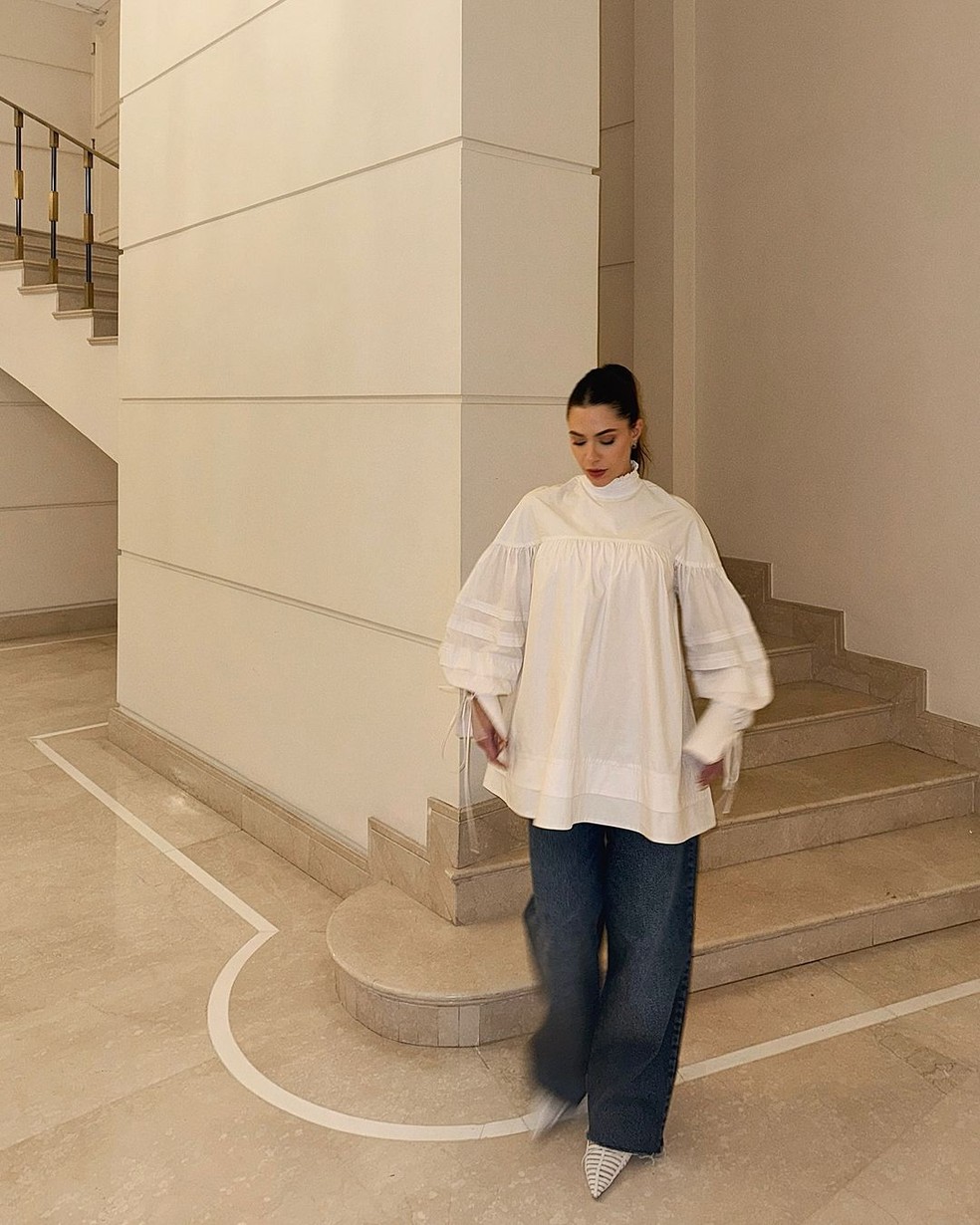 Jade Magalhães com bata oversized — Foto: Reprodução/Instagram @ajademagalhaes