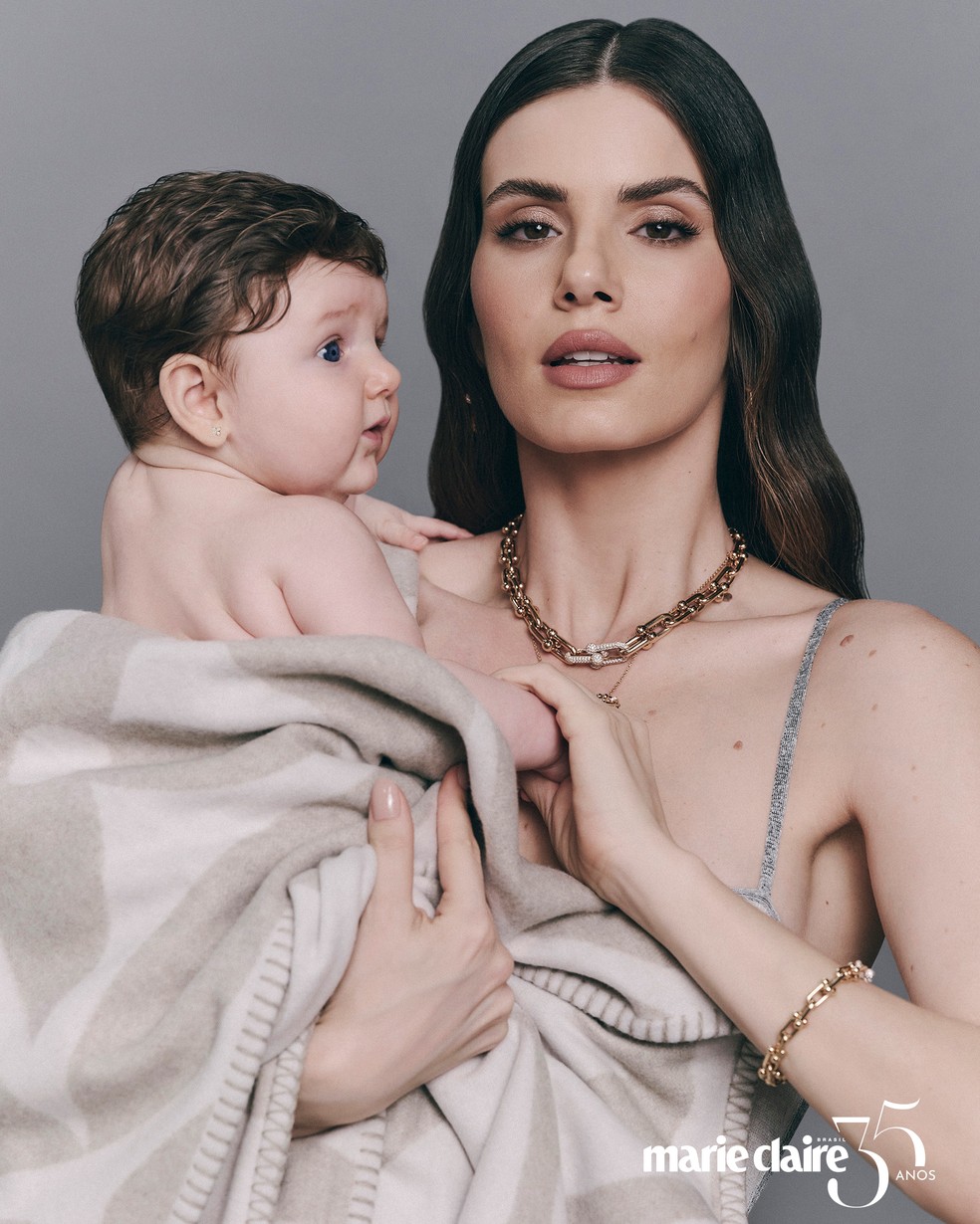 Camila Queiroz apresenta sua filha, Clara — Foto: Hick Duarte (Thinkers Mgmt)