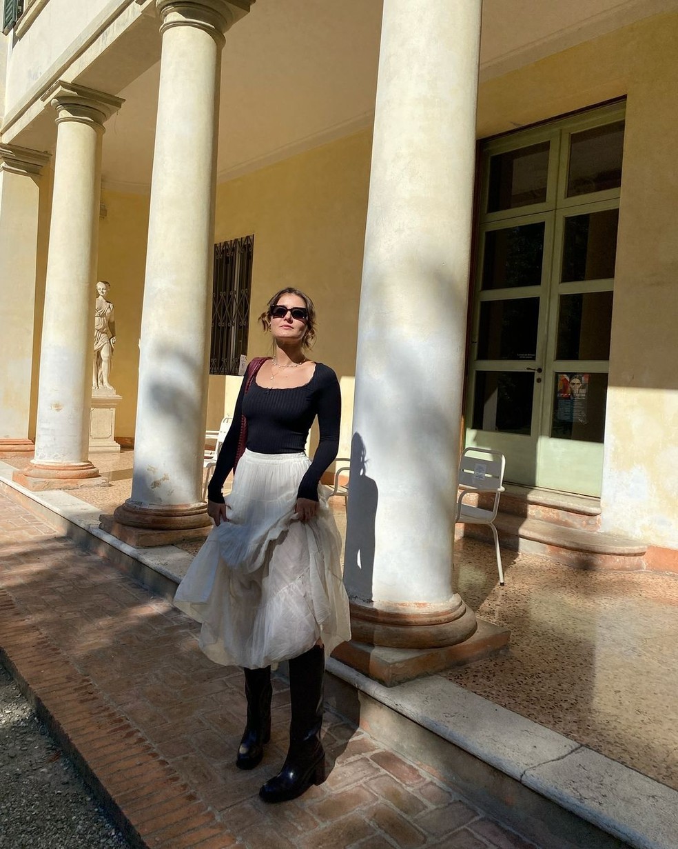 Para criar um look boho autêntico, combine a bota marrom com uma saia ou um vestido longo fluido — Foto: Reprodução/Instagram @iseliza_