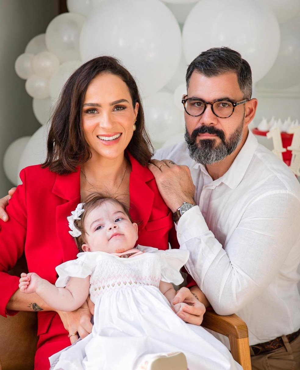 Leticia Cazarré junto com o marido, Juliano Cazarré, e a filha caçula, Maria Guilhermina — Foto: Reprodução/Instagram 