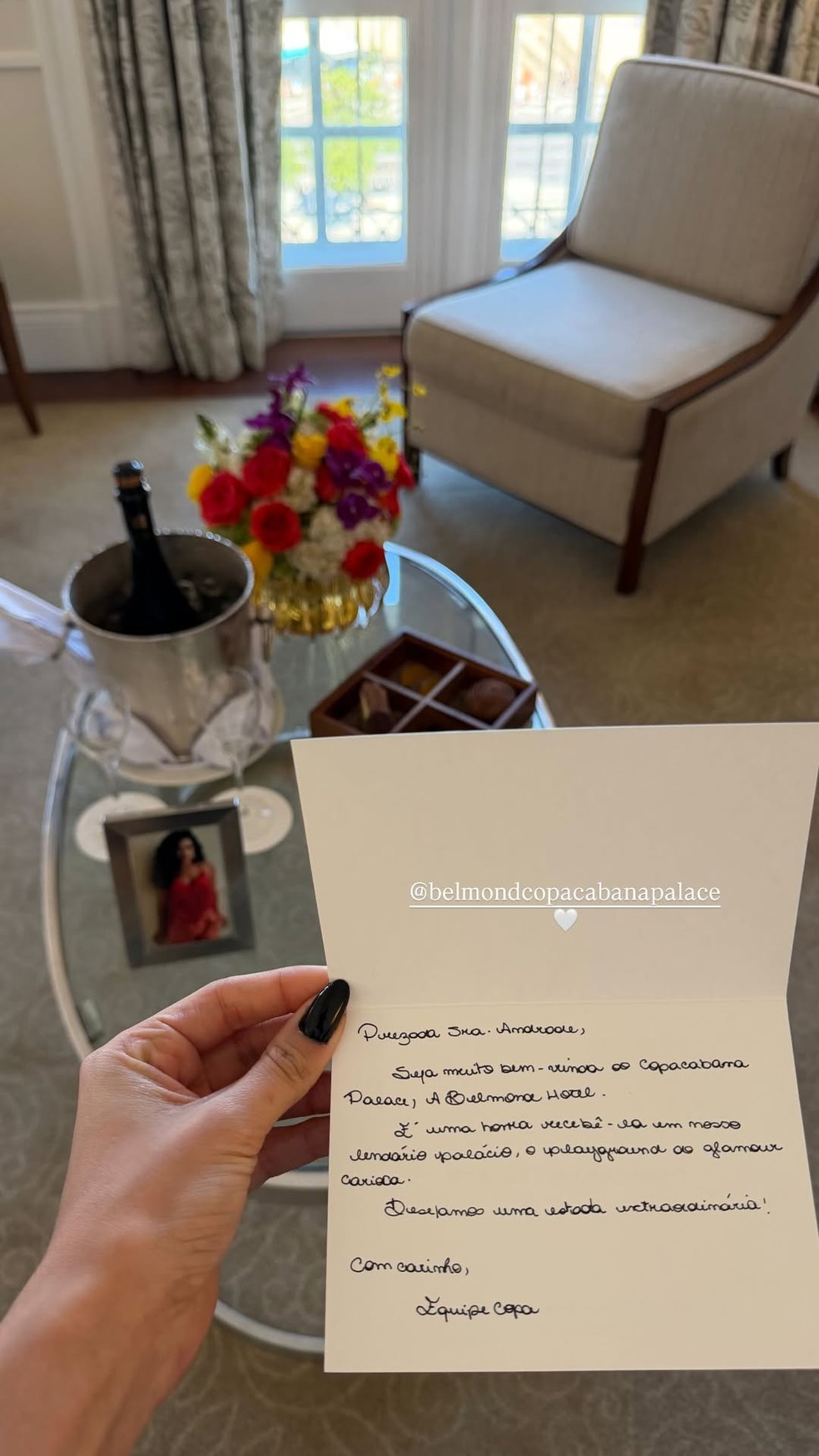 No Rio, Maisa atualiza bronzeado à beira da piscina de hotel luxuoso — Foto: Reprodução/Instagram