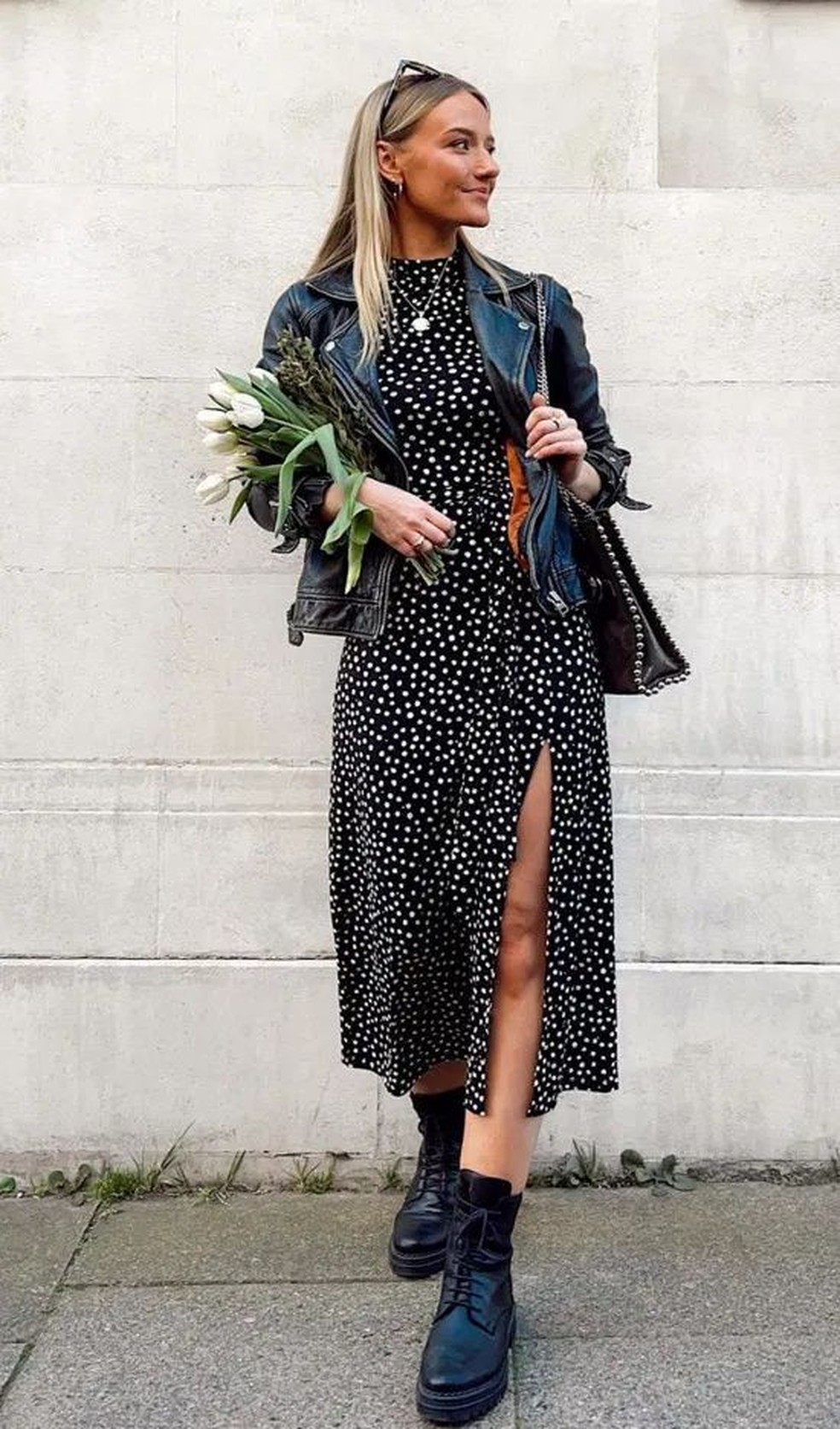 Vestidos leves e longos é uma forma de montar um look com jaqueta de couro para dias mais amenos. — Foto: Reprodução/Instagram @itsemilyjames