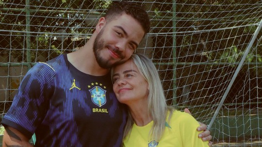 Milene Domingues lembra mudança ao Brasil ao lado do filho, Ronald: ‘Aqui é carro blindado, seguranças’