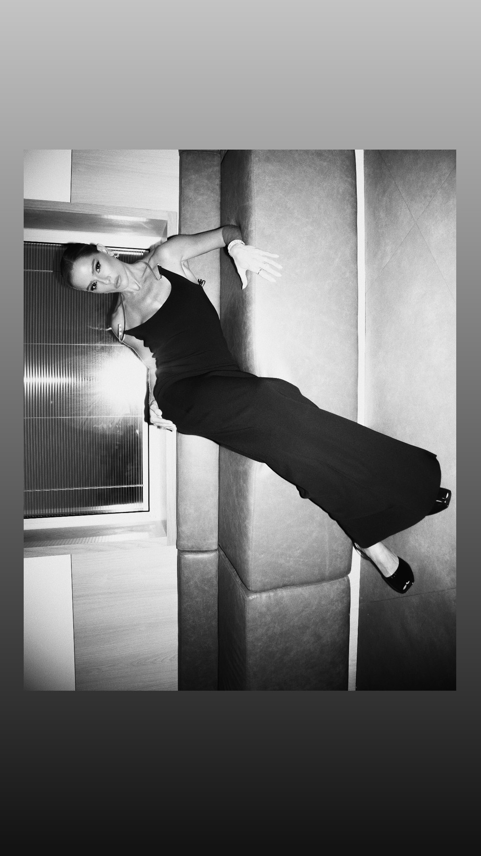 Deborah Secco posou de vestido longo — Foto: Reprodução/Instagram