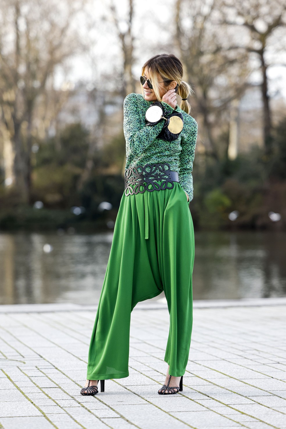 Look com calça saruel — Foto: Getty Images