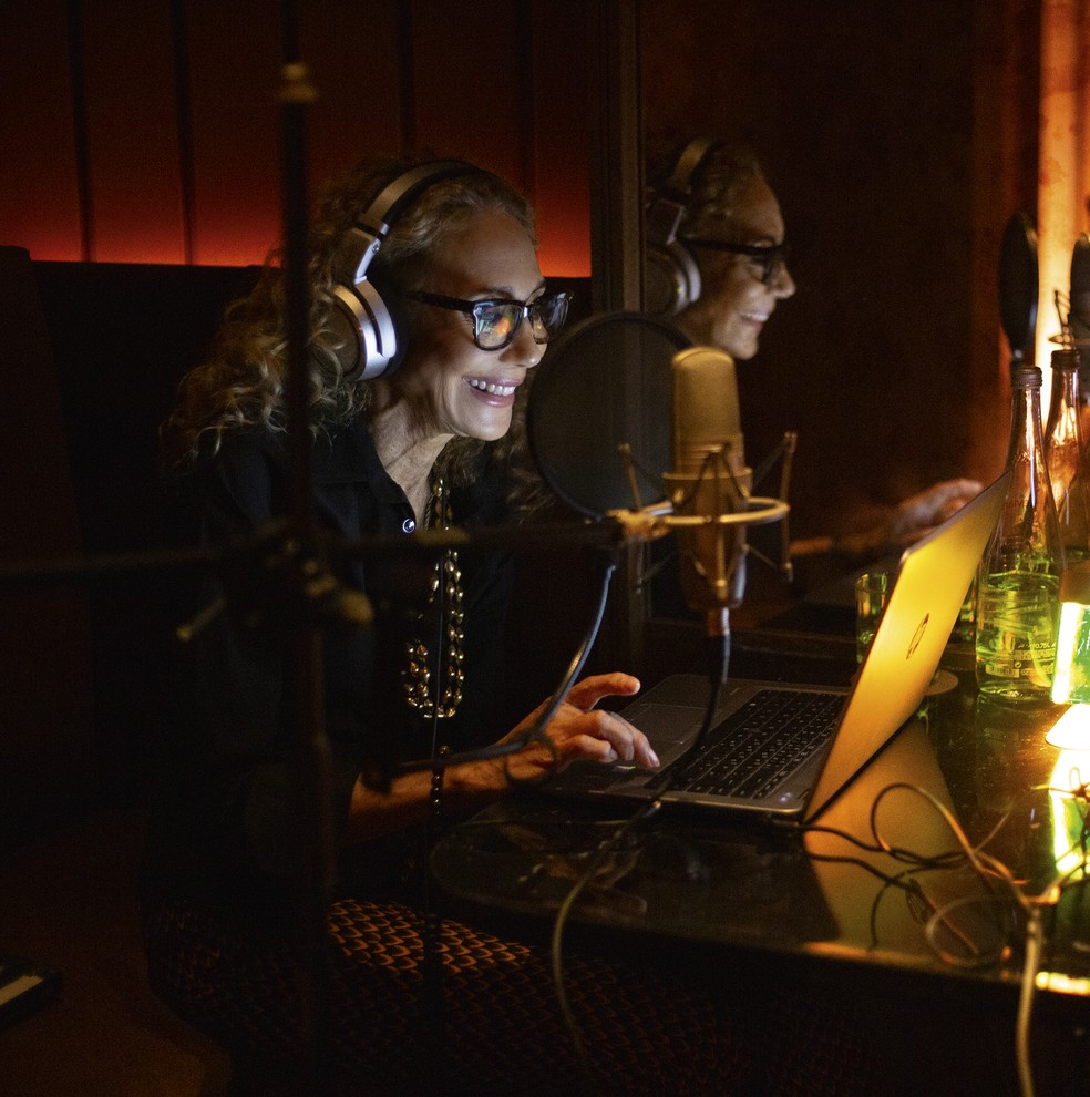 Um registro de Marisa chiaparelli Berenson narrando o texto do curta-metragem em estúdio — Foto: Acervo Marisa Schiaparelli Berenson