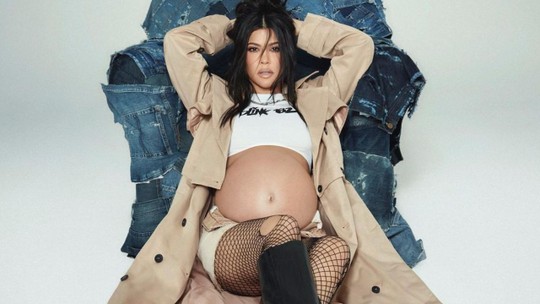 Em reta final da gestação, Kourtney Kardashian posta foto da bariga de grávida e faz homenagem à Travis Barker