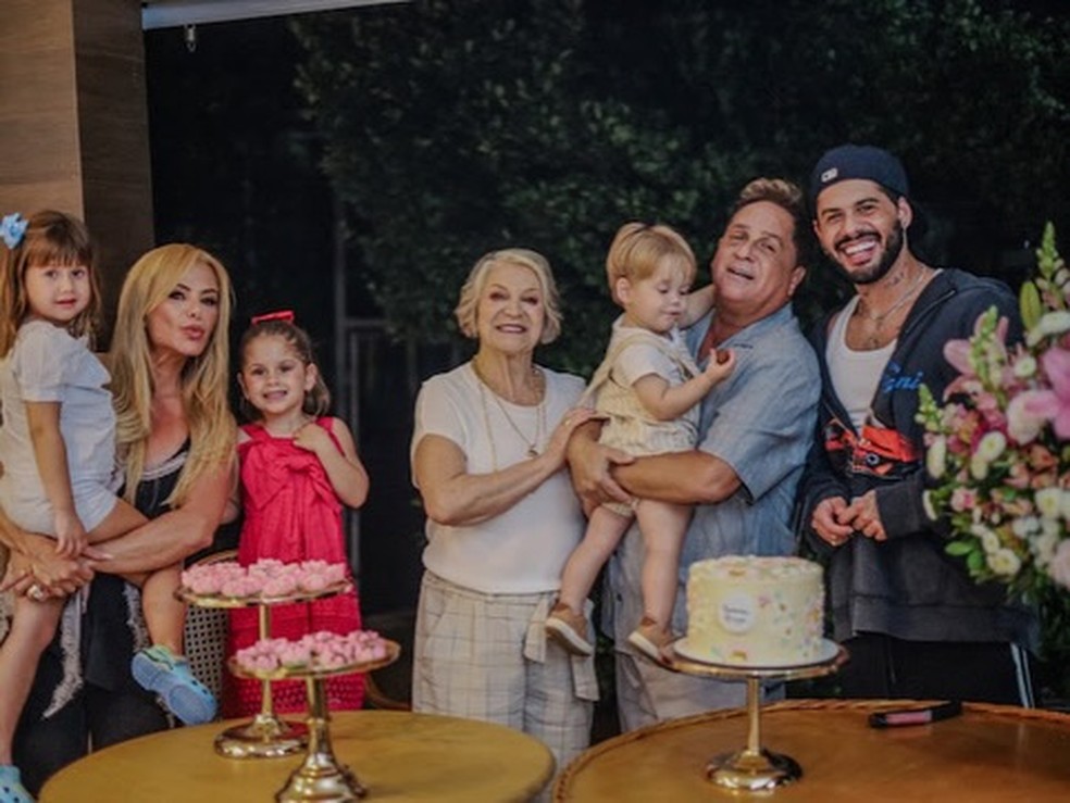 Poliana Rocha mostra festa da mãe com Zé Felipe, Leonardo e bisnetos: 'Comemoração simples' — Foto: Reprodução/Instagram