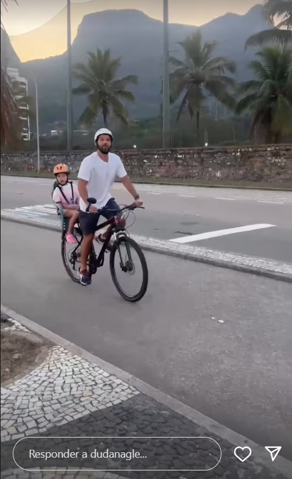 Duda Nagle curte dia de praia no Rio com a filha e a nova namorada