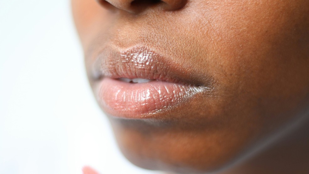 Esfoliar e hidratar os lábios proporciona melhores resultados tanto para o batom, como para lip tint e gloss — Foto: Divulgação/Unsplash (Melissa Di Rocco)