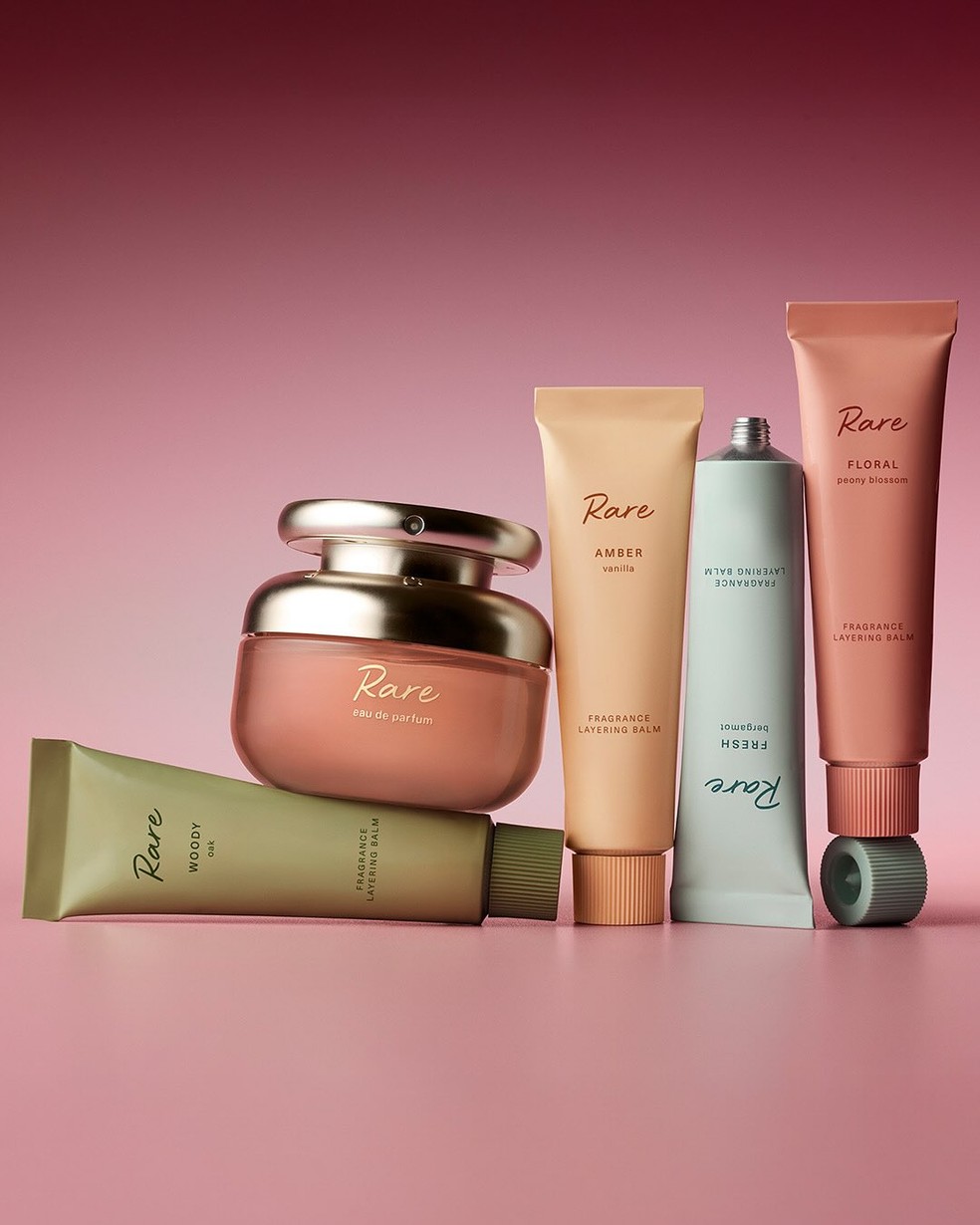 Rare Eau de Parfum e Layering Balms, Rare Beauty — Foto: Divulgação