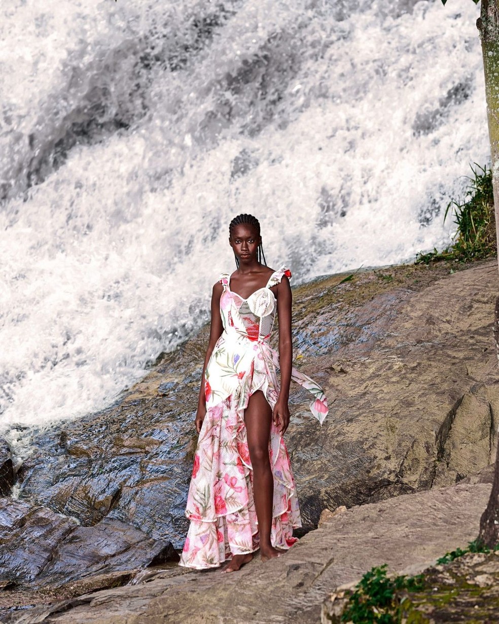 Vestido similar ao de Mindy, da família de estampas Vieira Flower, por PatBo — Foto: Reprodução/Instagram @patbo