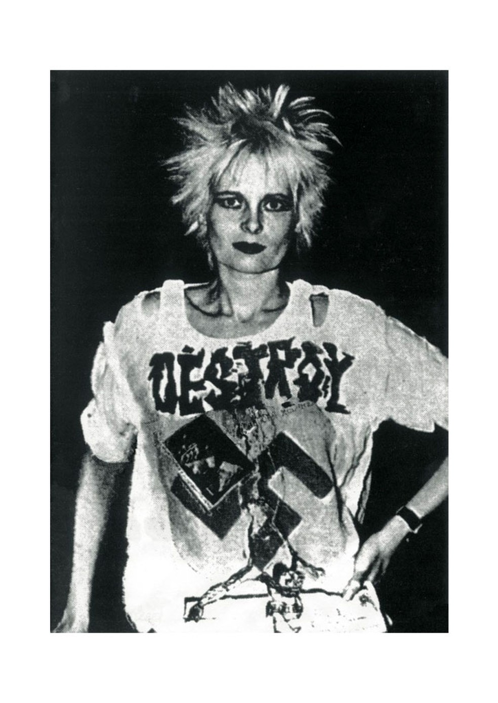 Vivienne Westwood com uma das camisetas icônicas exibindo uma suástica com a palavra "Destroy" [destruir] — Foto: viviennewestwood.com