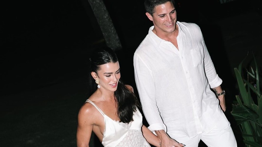 Rômulo Arantes e Mari Saad recebem convidados em festa pré-wedding