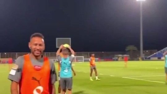 Em meio de rumores de traição, Neymar Jr aparece treinando com caneleira com os nomes dos filhos