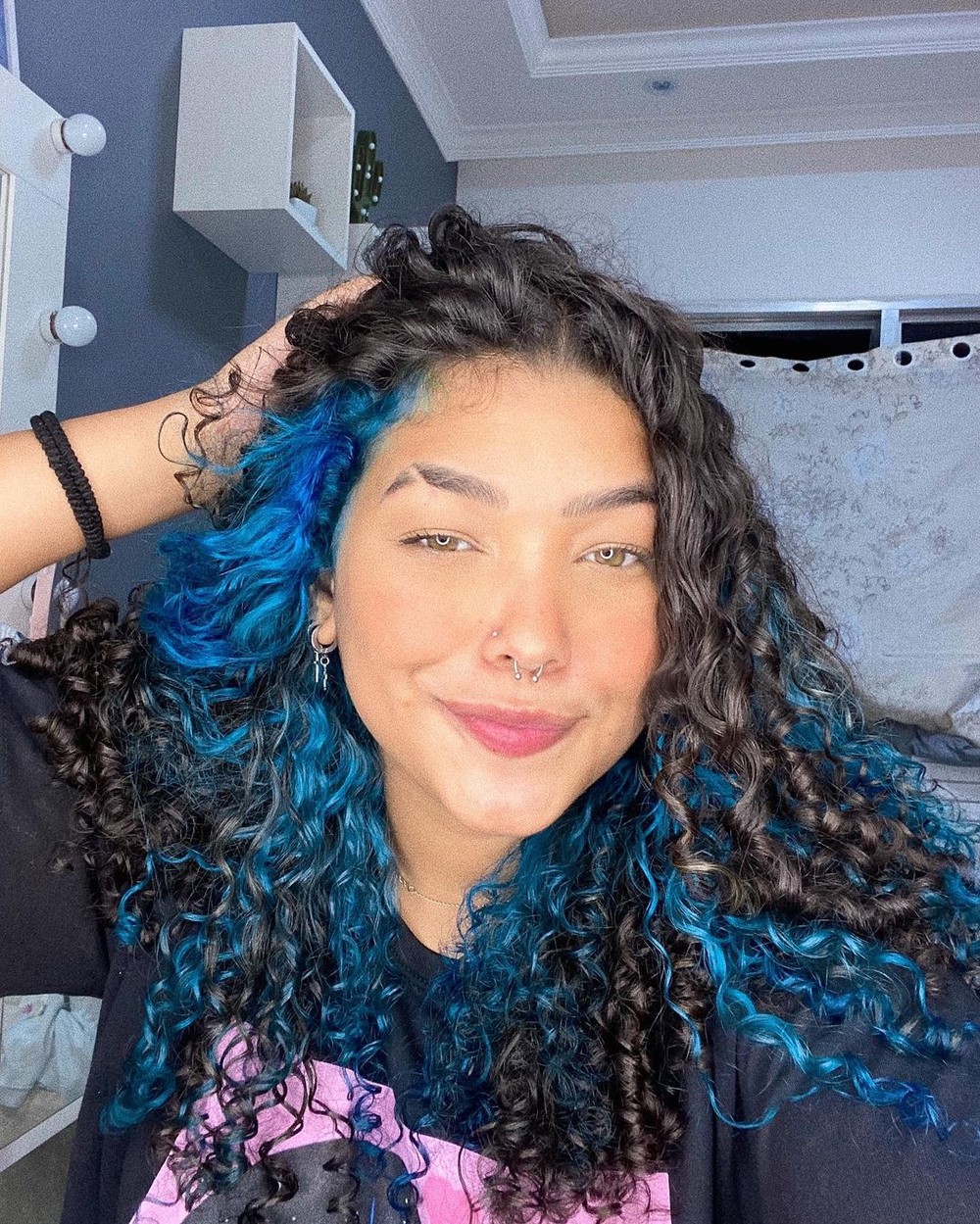 Cabelos cacheados pintados de azul: 11 inspirações para aderir a cor
