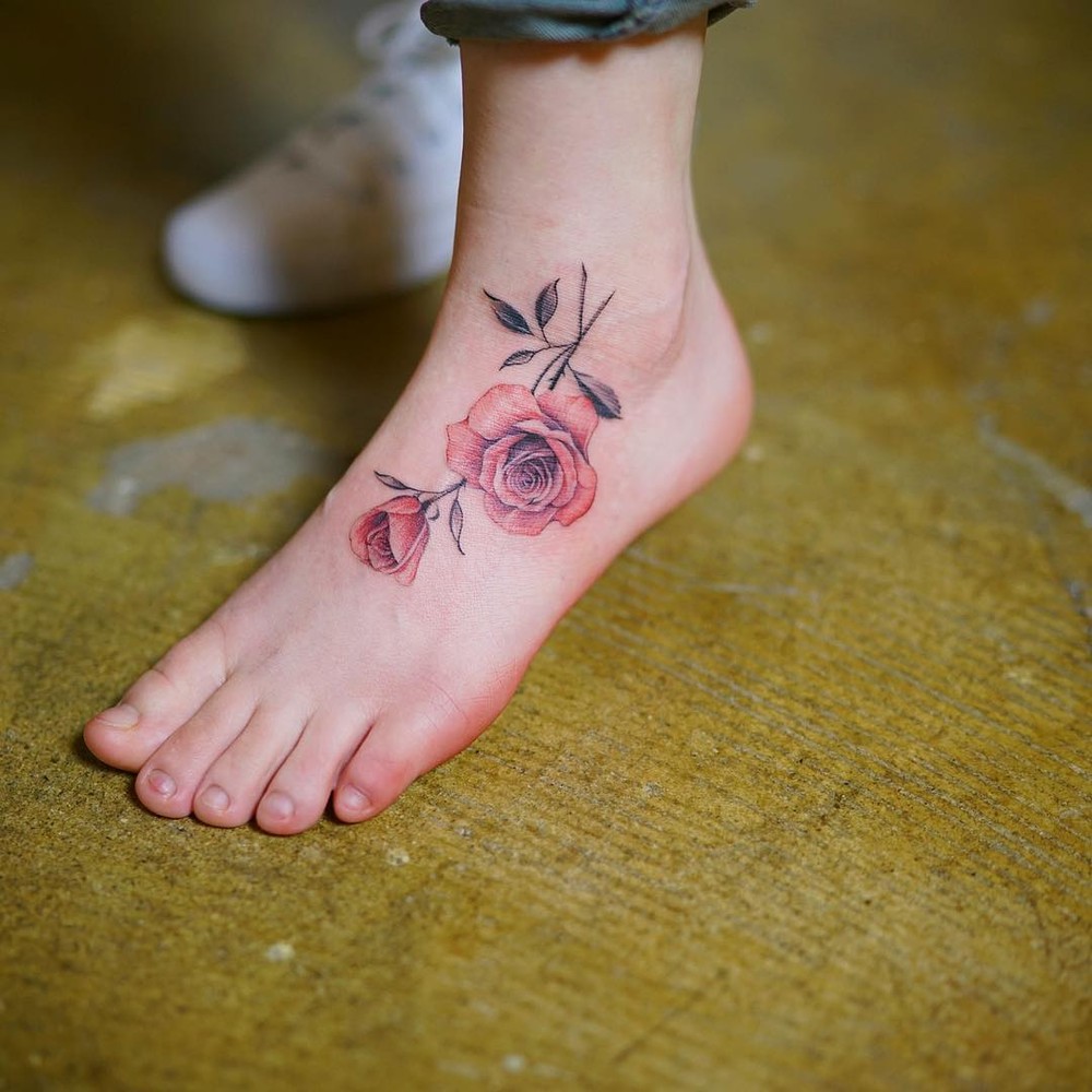 Tatuagem no pé feminina: inspirações delicadas e até minimalistas para ...