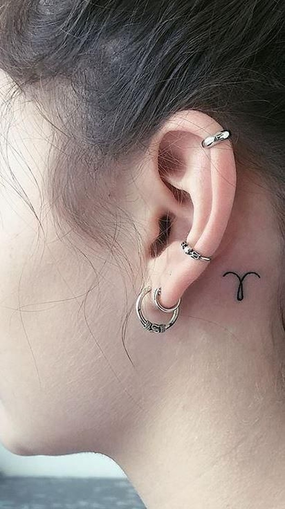 nuca e orelha combinam com símbolo de áries. — Foto: Reprodução/Pinterest 