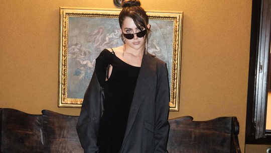 Jade Picon aposta em look all black de Andrea Adamo para prestigiar Semana de Moda de Milão