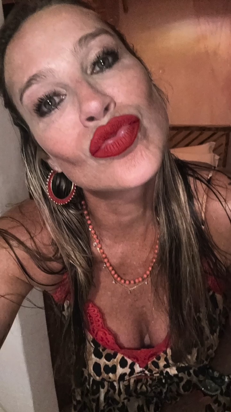Luana Piovani mostra batom vermelho — Foto: Reprodução/ Instagram @luapio