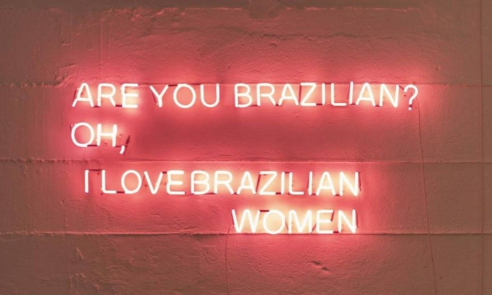 "Are you Brazilian? Oh, I love Brazilian women"  [Você é brasileira? Ah, eu amo mulher brasileira], da artista visual Santarosa Barreto — Foto: Divulgação