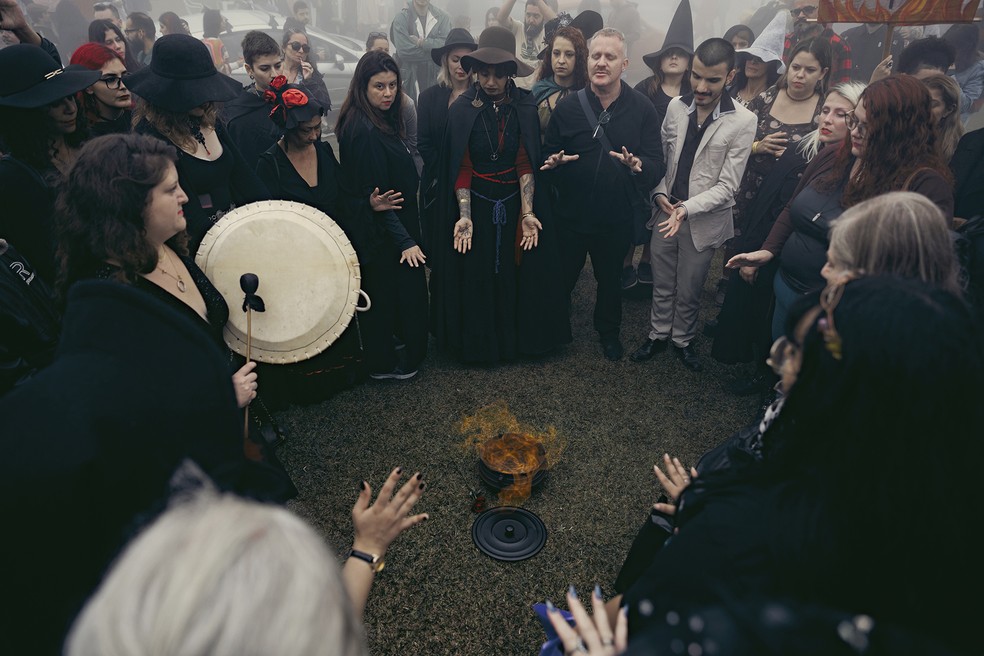 Ritual organizado pelas bruxas do Clã Senhora dos Mistérios à Lilith. Considerada um  demônio noturno, recusou- se a ser dominada por  Adão e tornou-se símbolo de poder e libertação feminina. — Foto: Tuane Fernandes