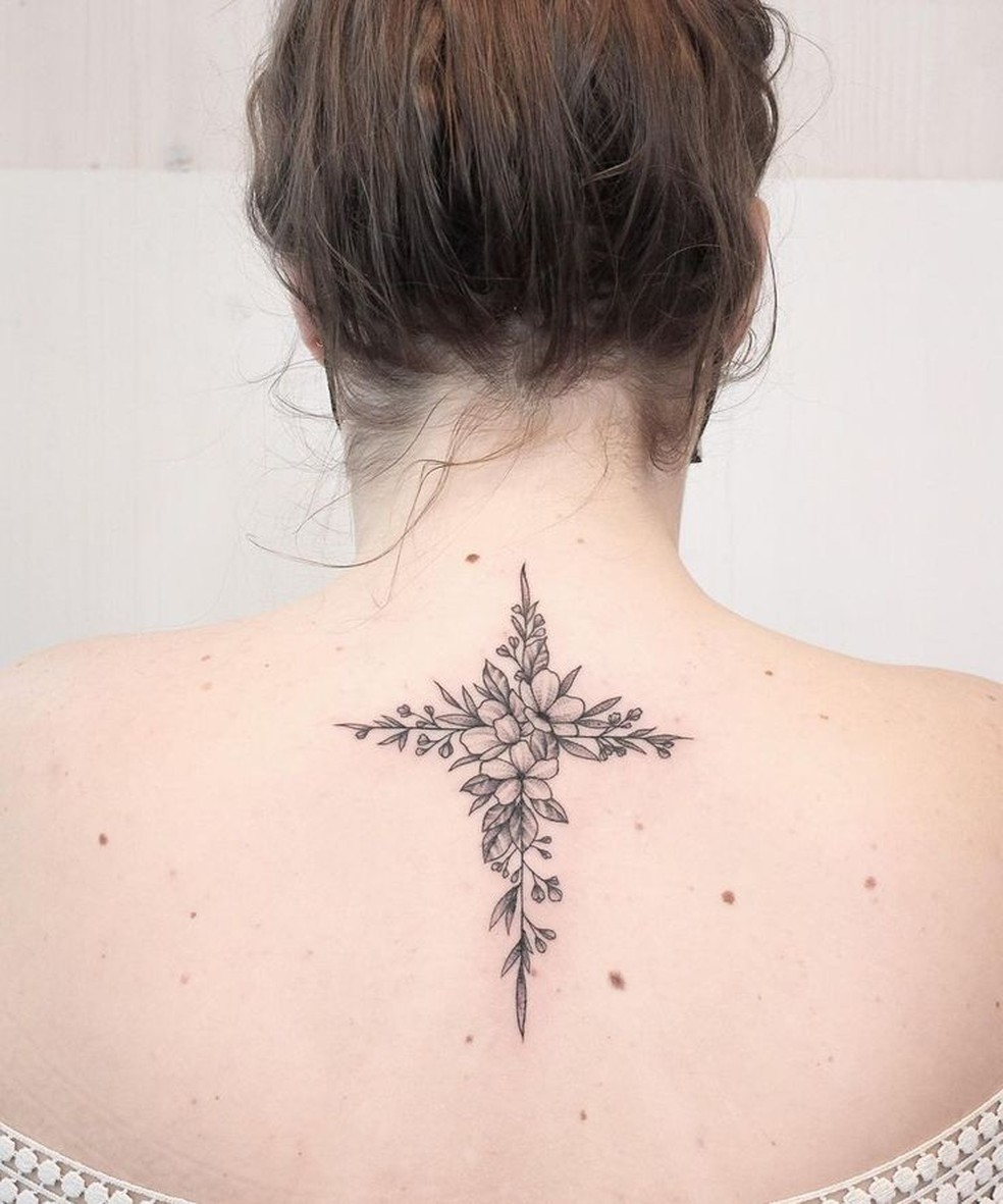 Tatuagem de cruz feminina: fotos inspiradoras para eternizar sua fé