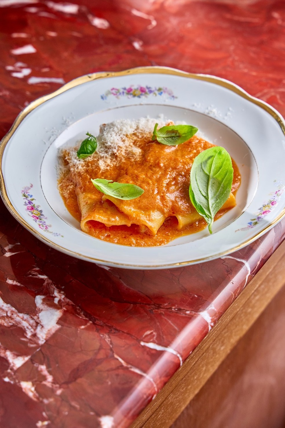 Paccheri alla scarpariello: massa larga com queijo, atum e manjericão — Foto: Divulgação
