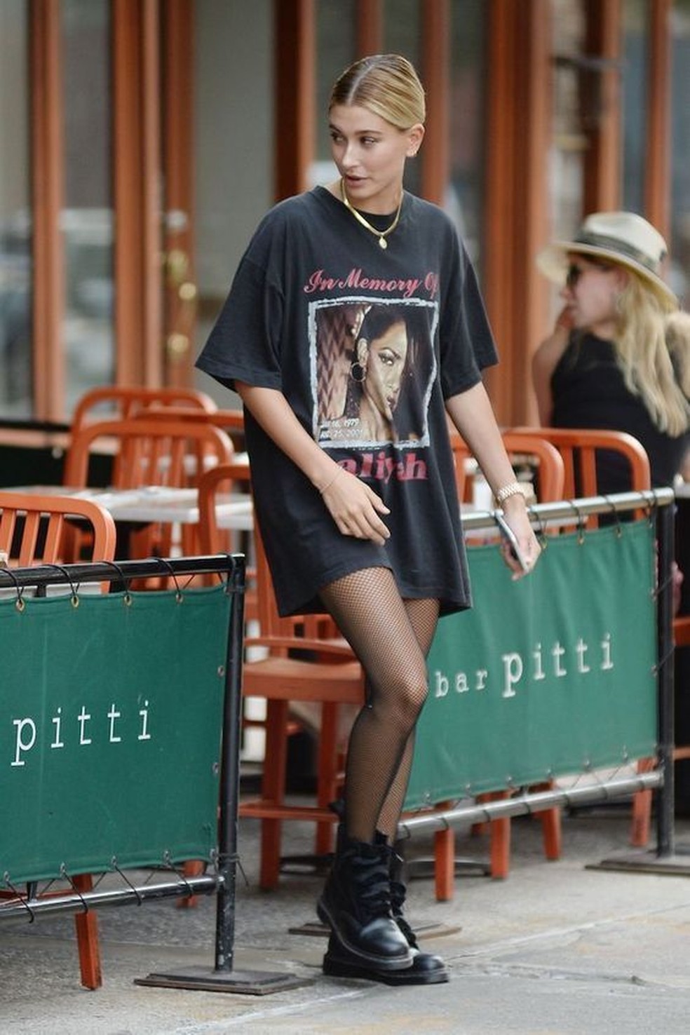 Inspire-se na Hailey Bieber e combine botas cano baixo com meia arrastão no seu look para barzinho. — Foto: Reprodução/Pinterest