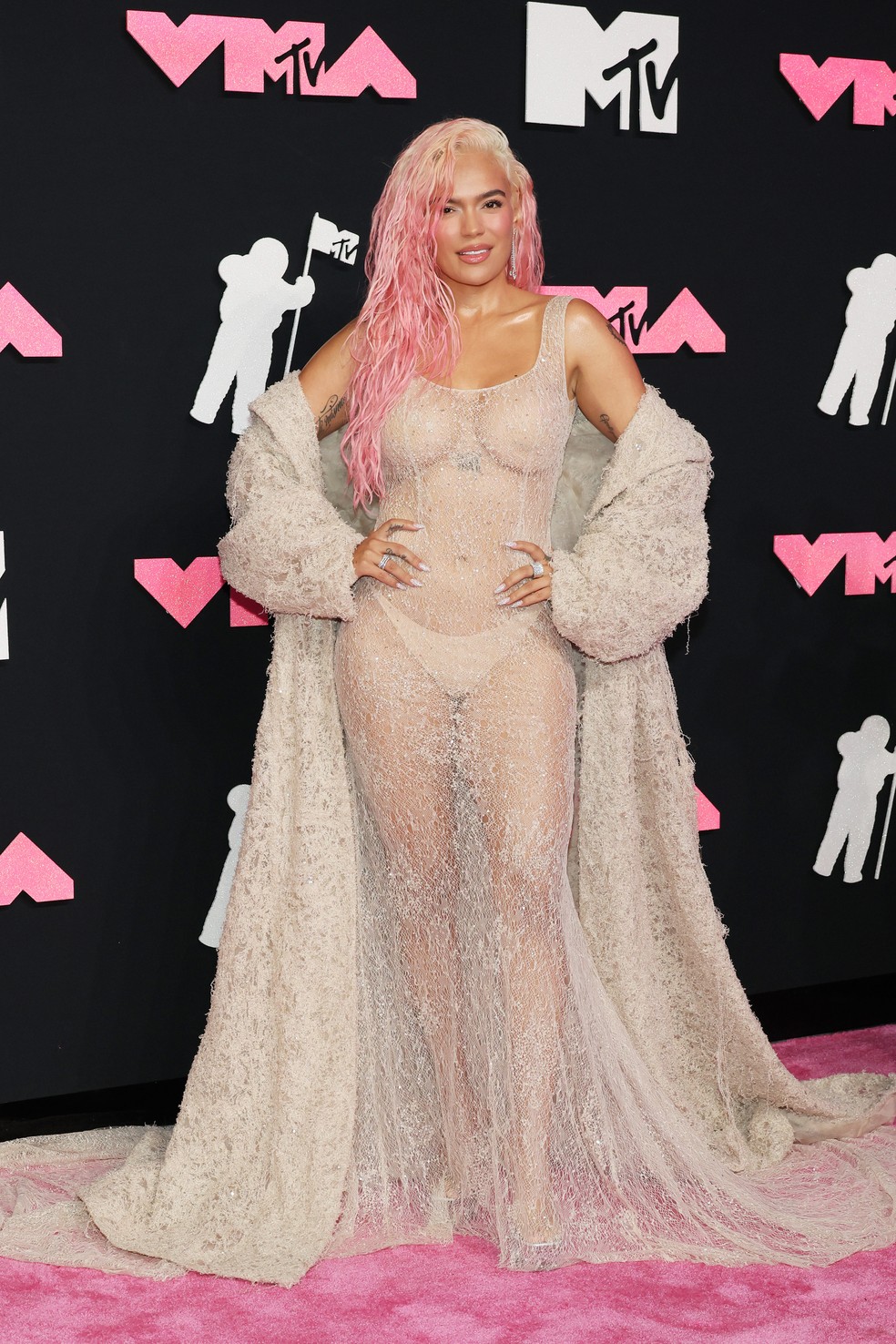 Karol G veste Ashi Studio no VMA 2023 — Foto: Getty Images