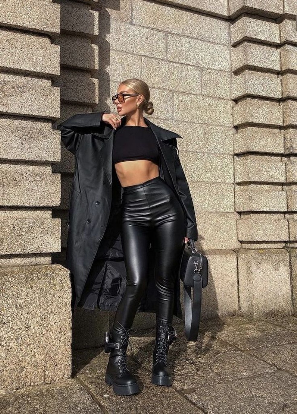 Botas são grandes aliadas quando pensamos em looks com calça de couro. — Foto: Reprodução/Pinterest @veronique_litofe