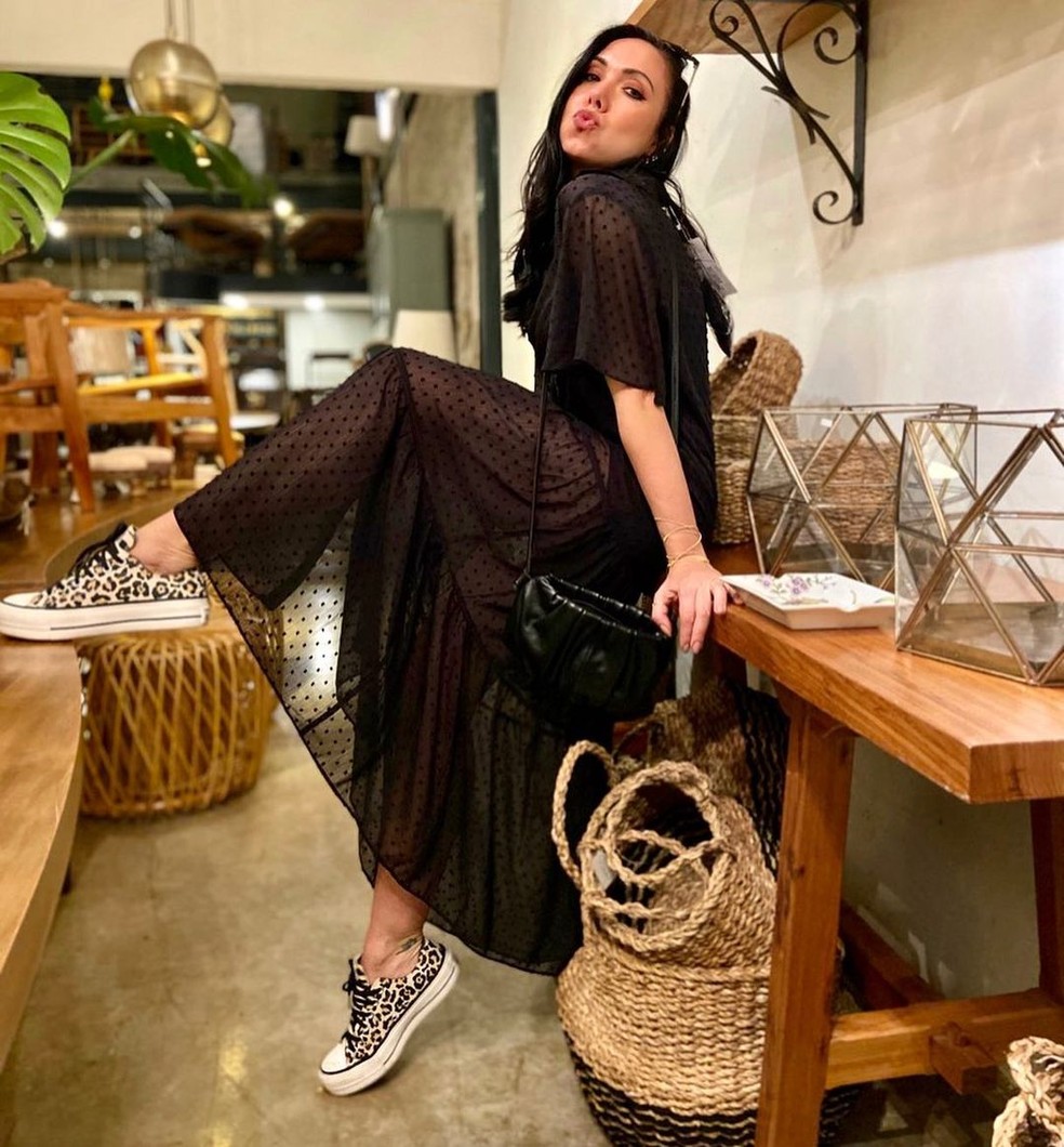 Um vestido floral com All Star é uma combinação leve e perfeita para dias de verão, criando um contraste interessante entre o romântico e o urbano — Foto: Reprodução/Instagram @janadandaro