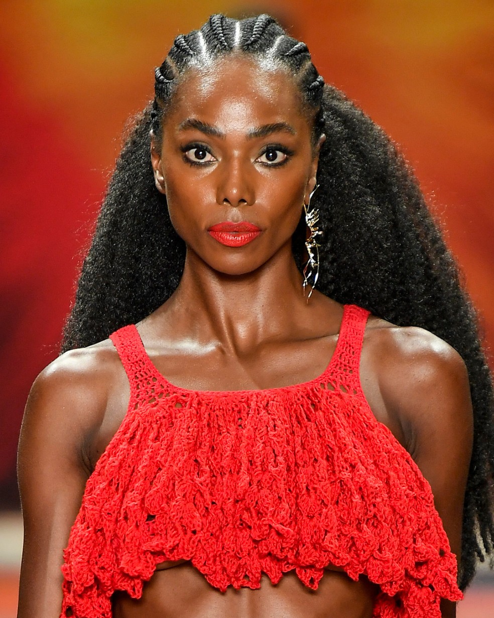Desfile Aeliê Mão de Mãe SPFW N60, beleza assinada por Pamela Hübner — Foto: Agência Fotosite