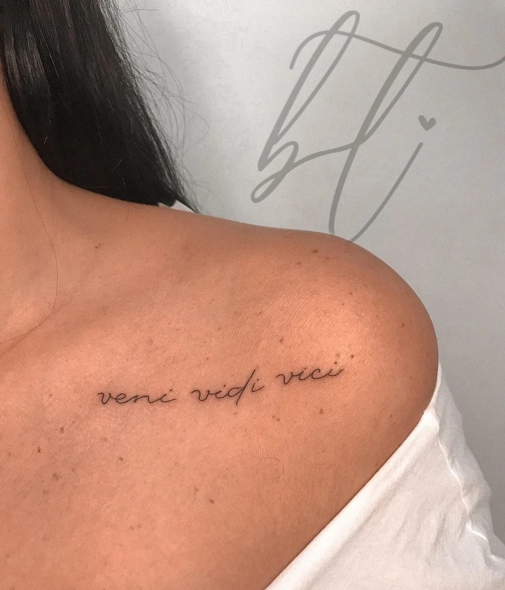 As melhores tatuagens delicadas de frase no ombro: inspirações ...