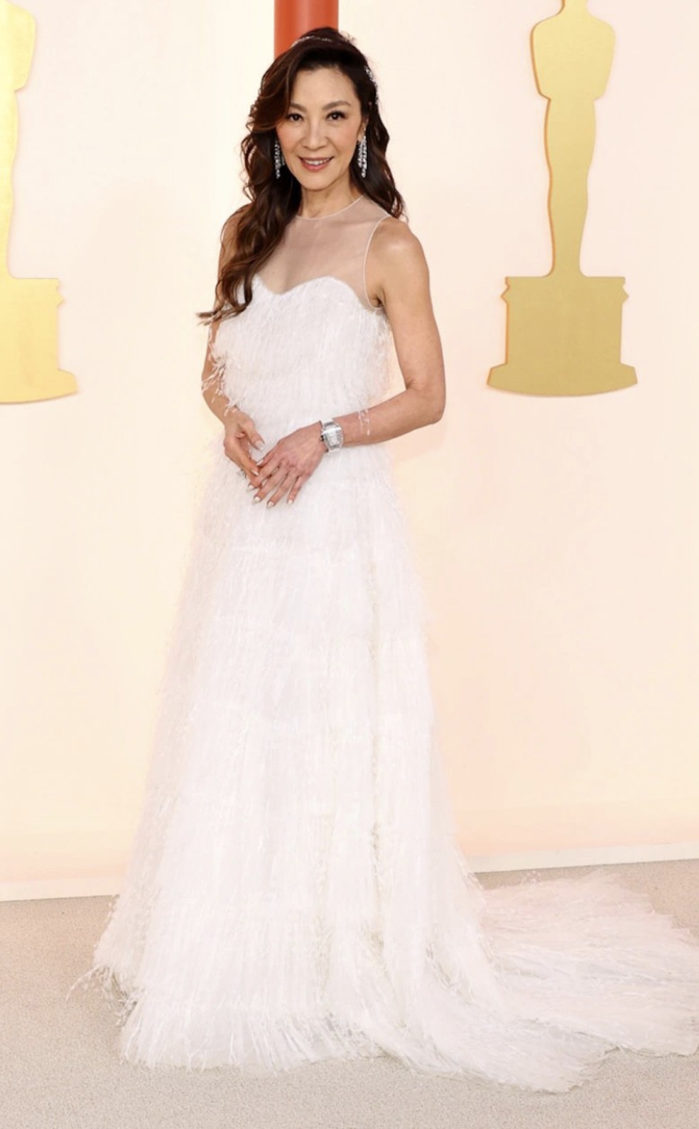 Michelle Yeoh veste Christian Dior Alta-Costura e é a favorita para ganhar o Oscar 2023  — Foto: E! ENTERTAINMENT