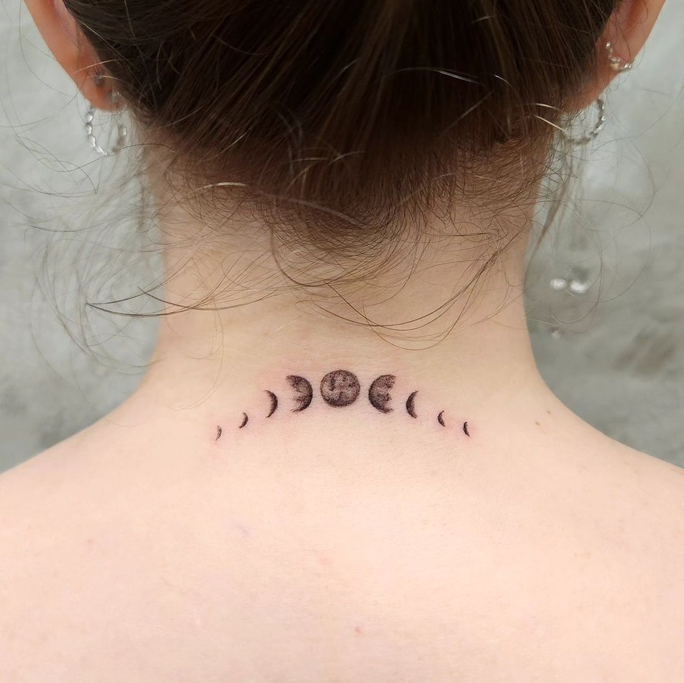 Tatuagem feminina nas costas com as fases da lua: inspire-se no poder ...