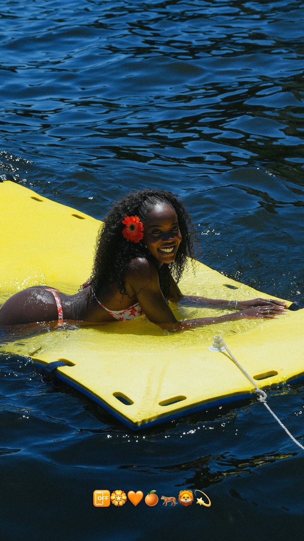 Clara Moneke posou de biquíni no mar do Rio de Janeiro — Foto: Reprodução/Instagram