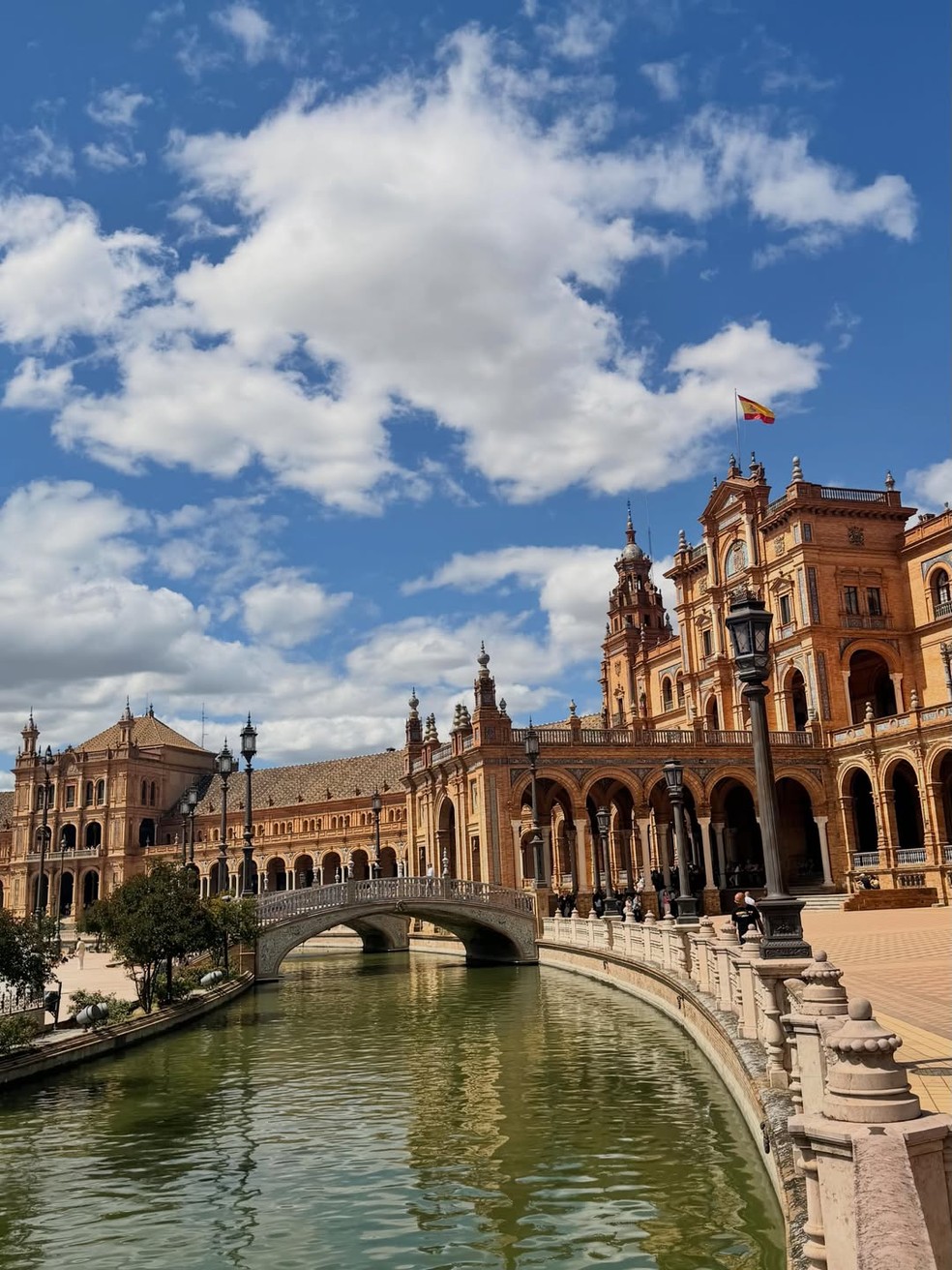 De férias na Espanha, Gabi Guimarães posa com bolsa grifada de R$ 22 mil — Foto: Reprodução/Instagram
