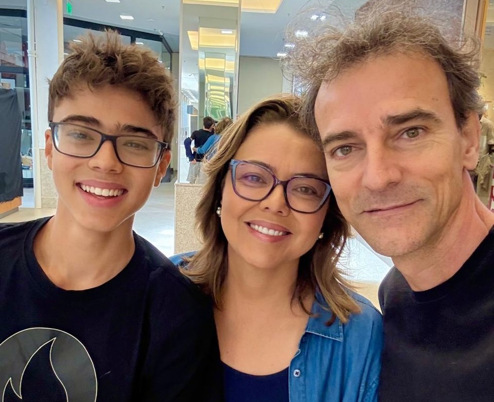 Leila, craque do vôlei, posa com o marido Emanuel, filho e enteado: 'Presentes na minha vida' — Foto: Reprodução/Instagram