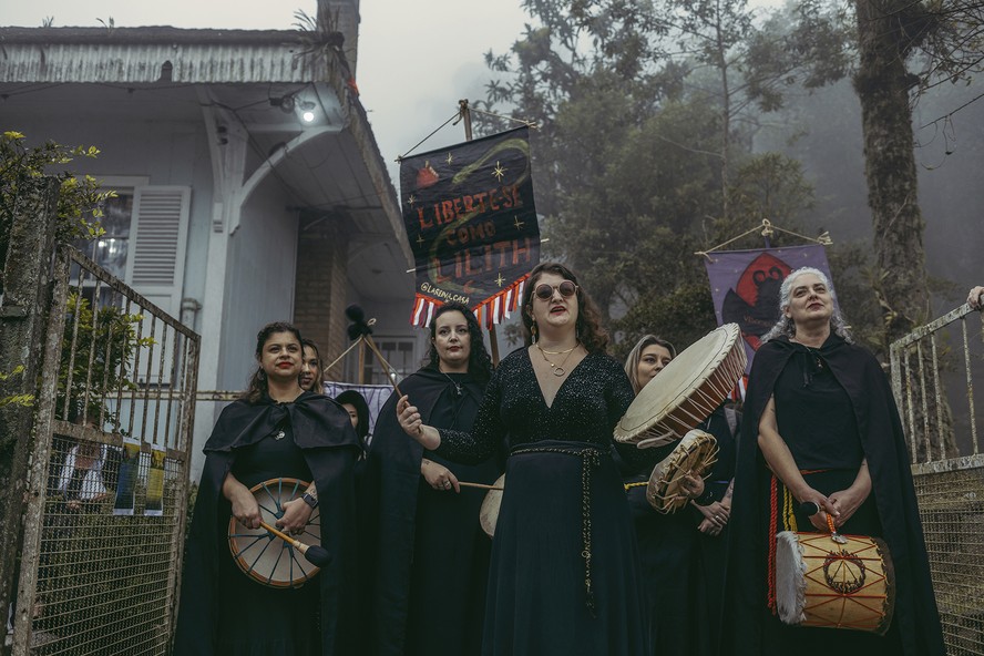 Bruxas do Clã Senhora dos Mistérios fazem cortejo na 20ª Convenção de Bruxas e Magos do Brasil, no Vale de Paranapiacaba, na Grande São Paulo. Ritual resgata memória e força da deusa Lilith