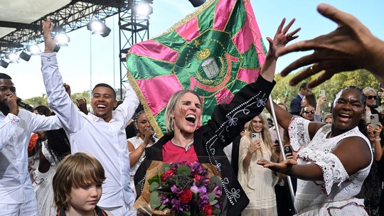 É do Brasil! Mangueira encerra desfile da Chloé em Paris e embala passarela com samba