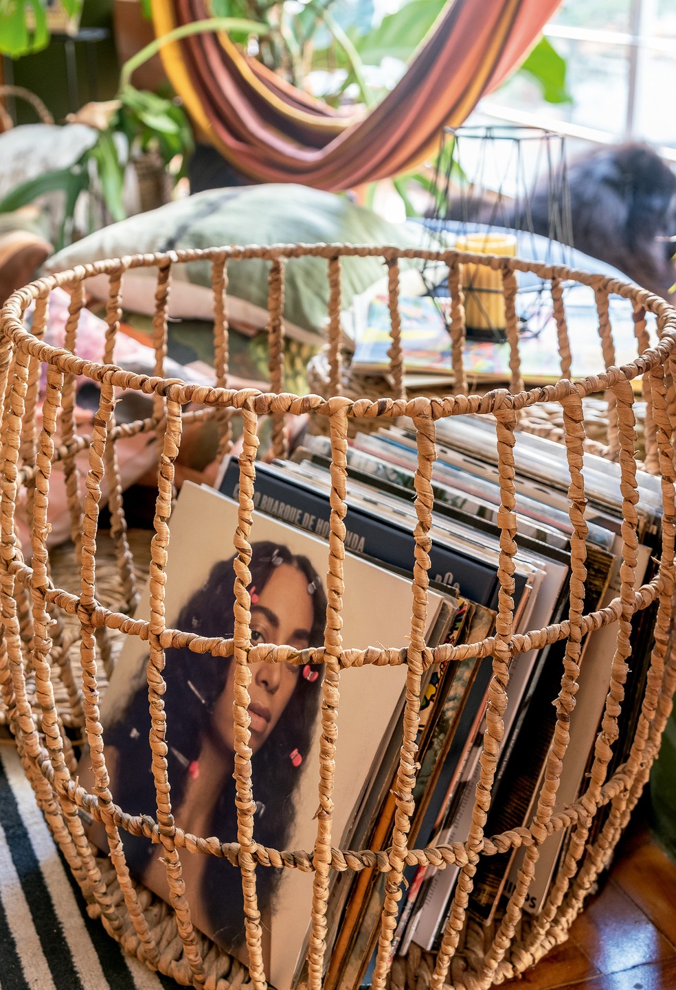 Apaixonada por música, ela reúne seus discos preferidos em um cesto de vime — Foto: Wesley Diego Emes