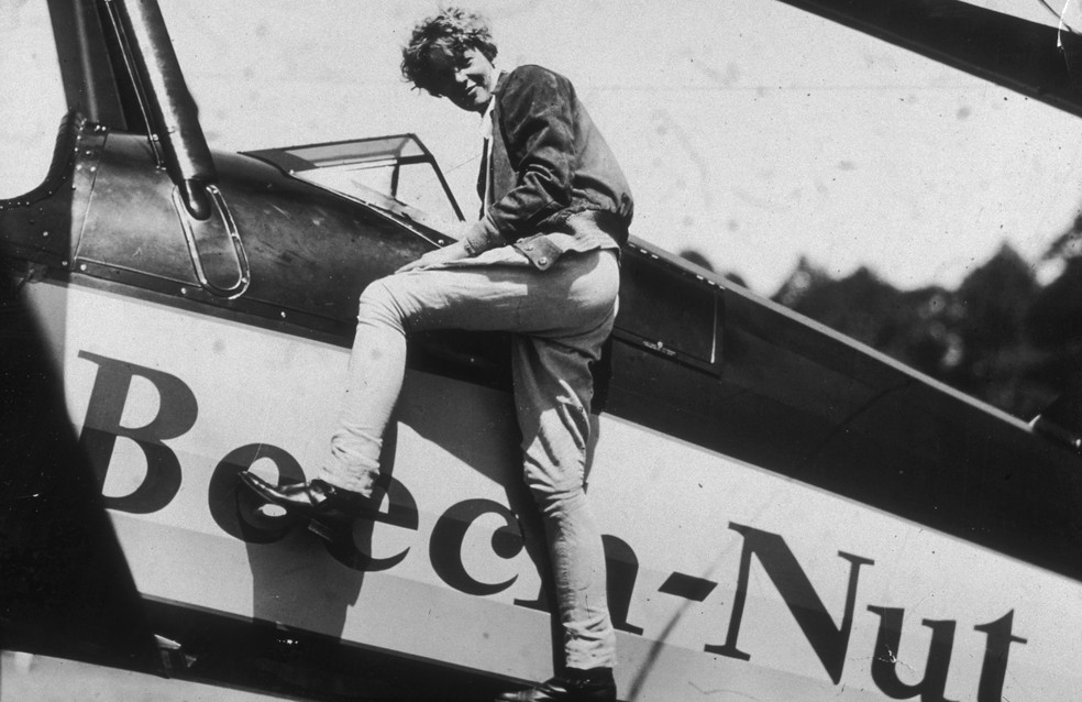 A popularização das calças femininas está bastante relacionada a esportes como a aviação. A piloto Amelia Earhert, na foto, foi uma das pioneiras. — Foto: Getty Images