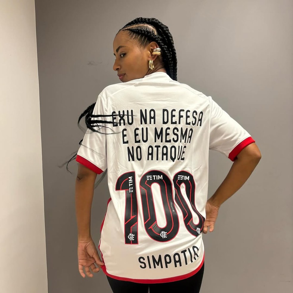 Gabz com camisa de futebol personalizada — Foto: Reprodução/Instagram @gabz